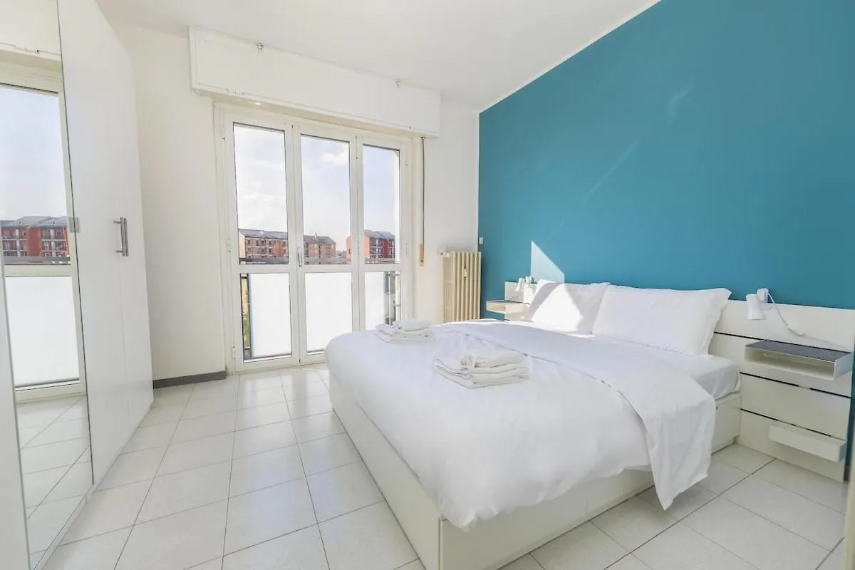 Easy Parking - 5 Min To Metro - Balcony - Quiet Apartment Milan