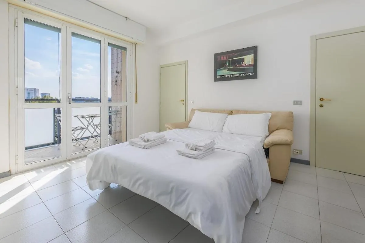 Easy Parking - 5 Min To Metro - Balcony - Quiet Apartment Milan 0*,  Italy