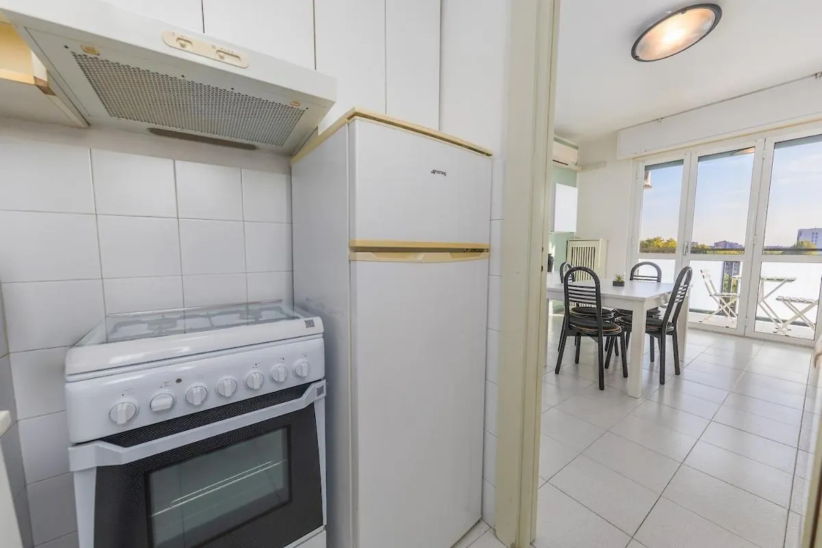 Easy Parking - 5 Min To Metro - Balcony - Quiet Apartment Milan